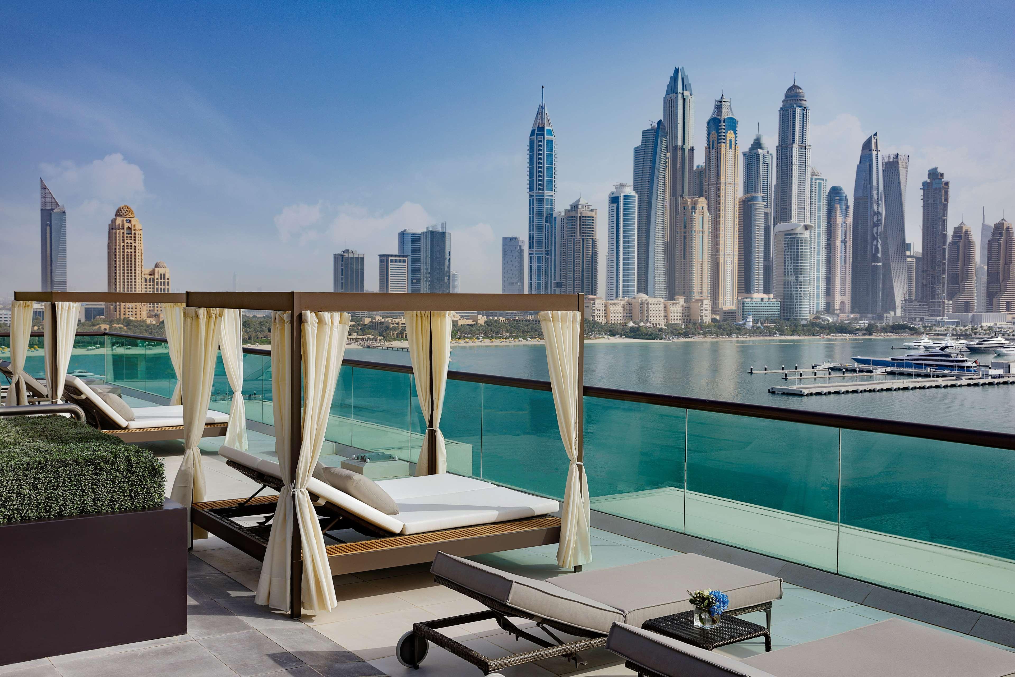 Hilton Dubai Palm Jumeirah Hotel Exterior foto View of the Dubai Marina skyline from the hotel