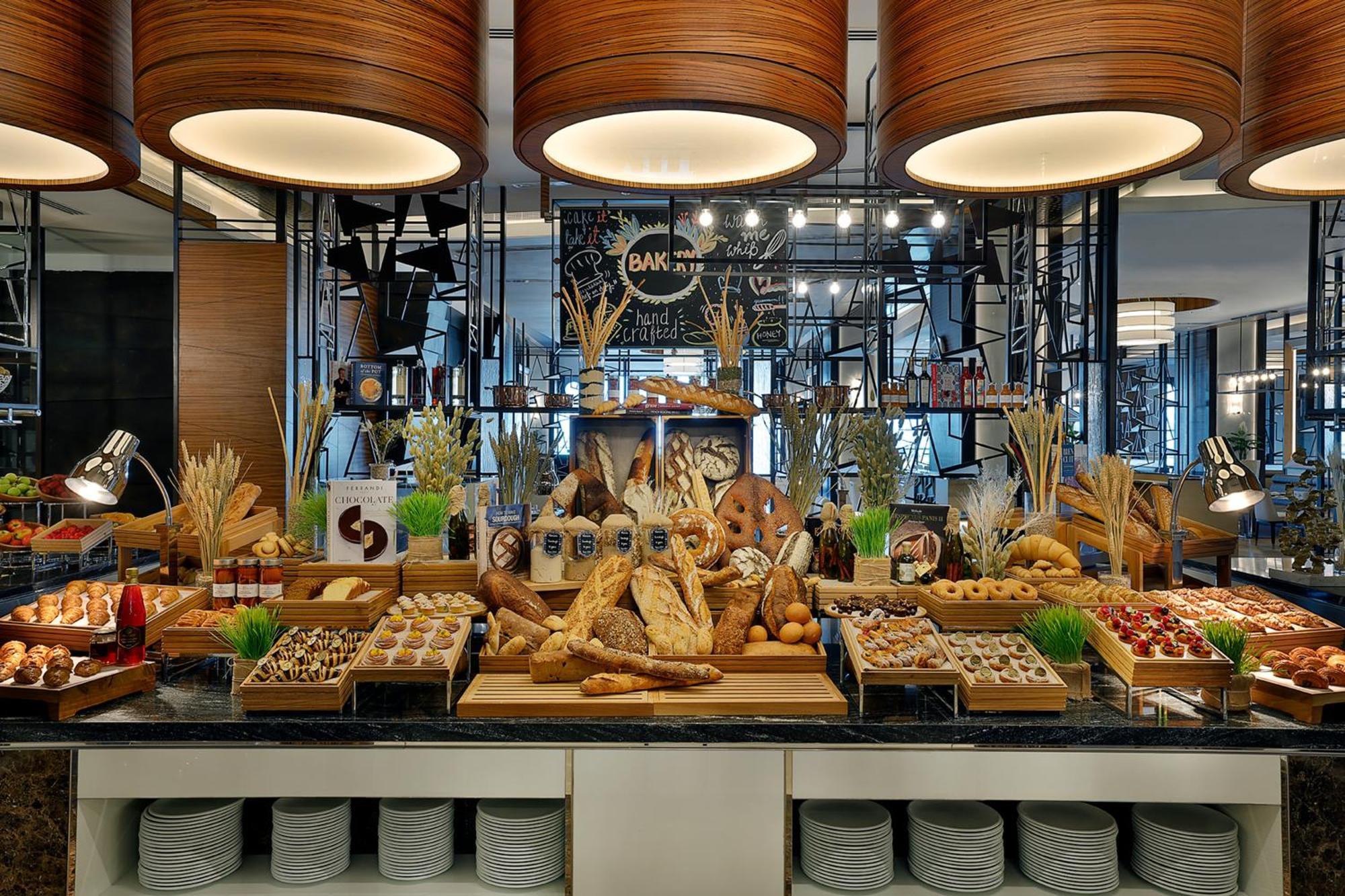 Hilton Dubai Palm Jumeirah Hotel Exterior foto Bread station at a buffet