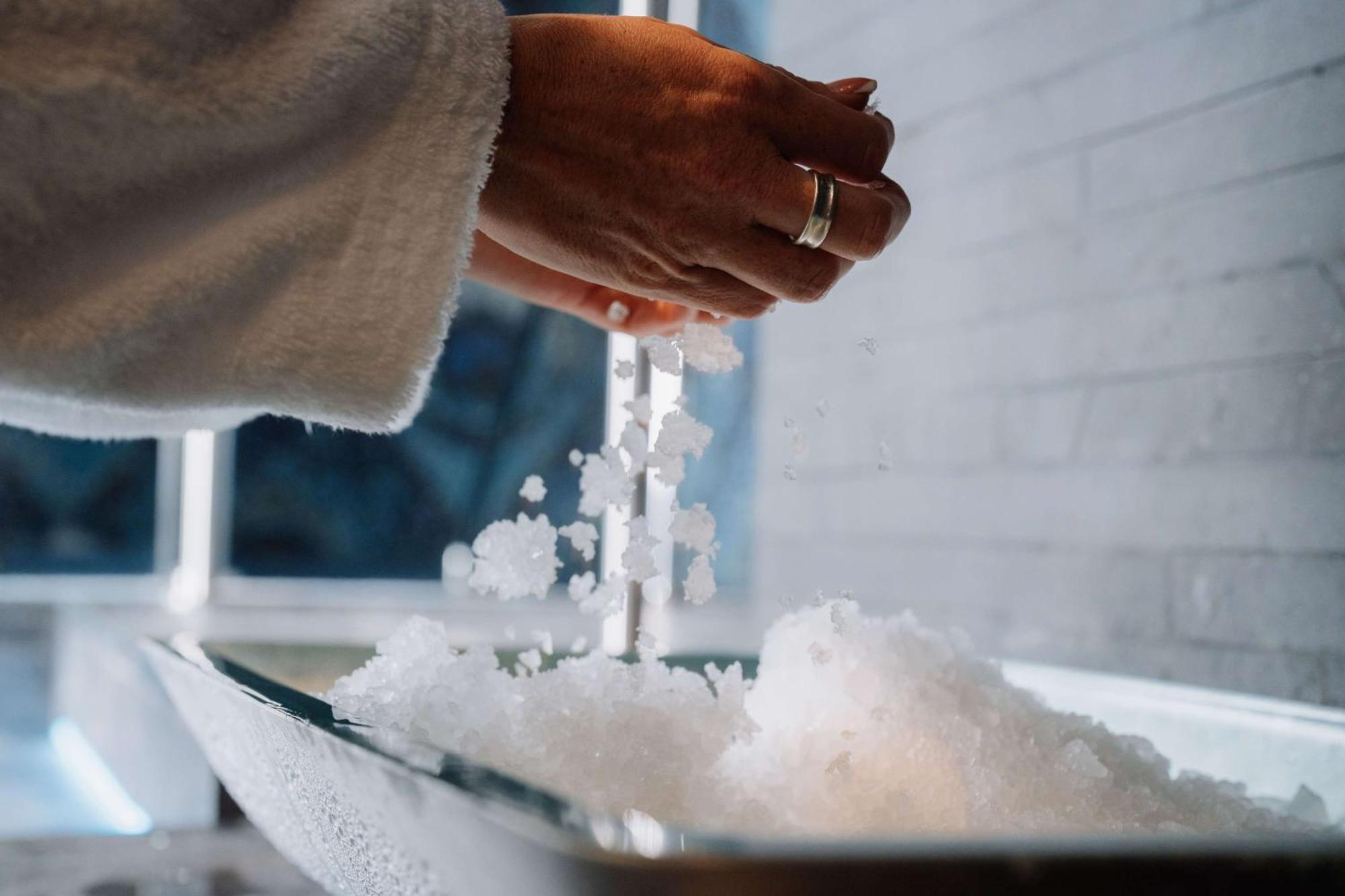 Hilton Dubai Palm Jumeirah Hotel Exterior foto Salt being sprinkled on a bath