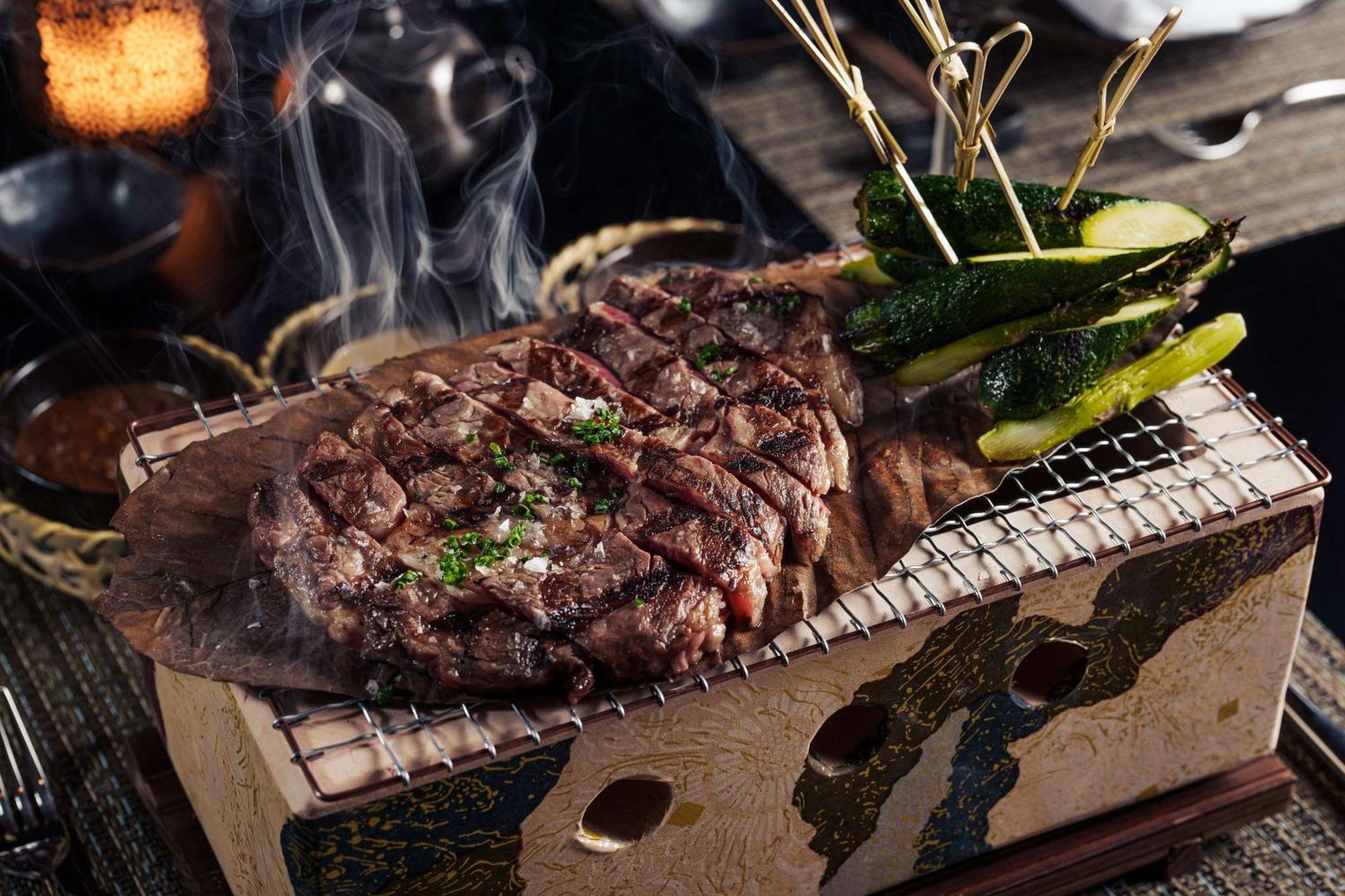 Hilton Dubai Palm Jumeirah Hotel Exterior foto A steak cooked on a barbecue