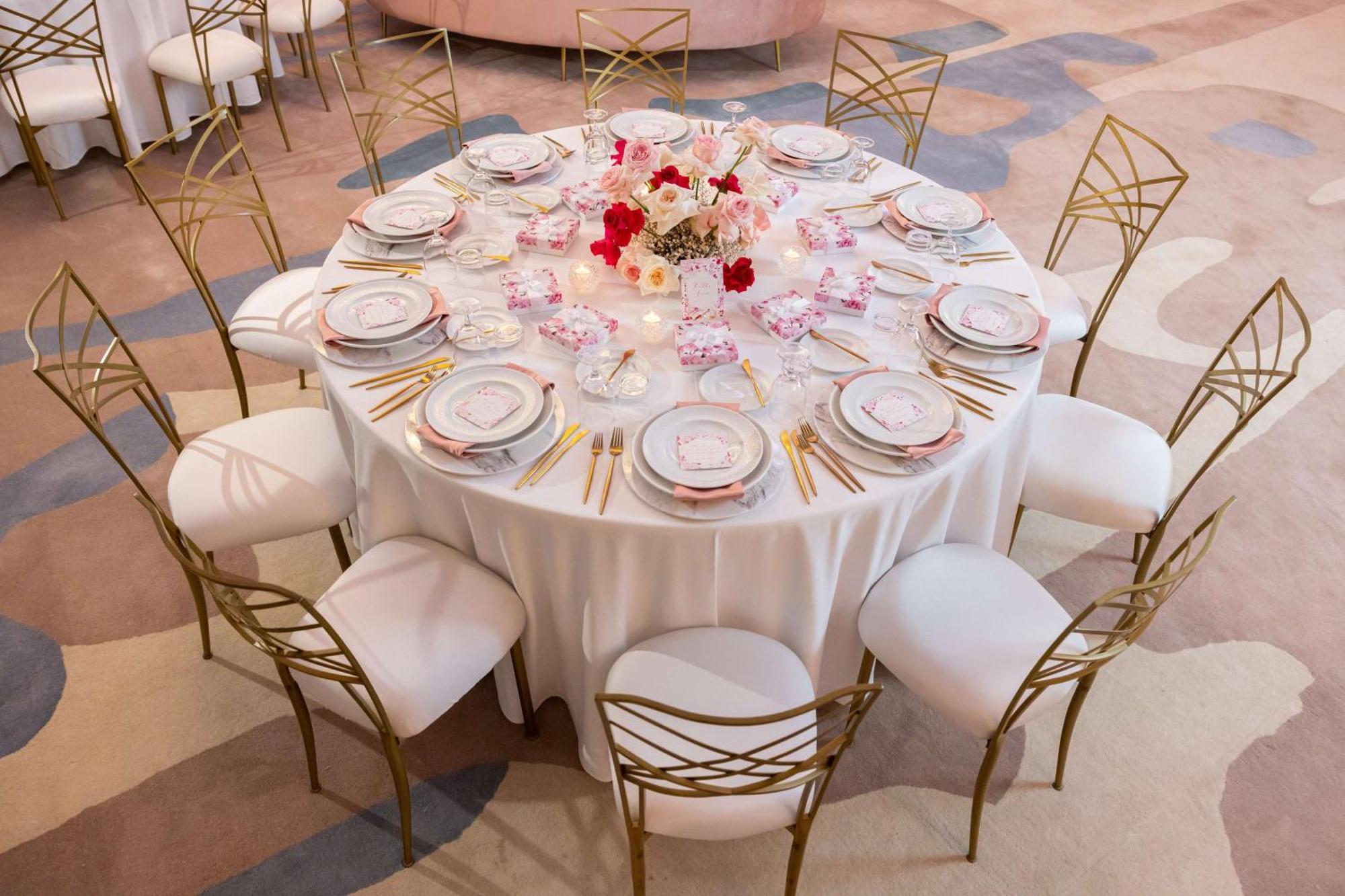 Hilton Dubai Palm Jumeirah Hotel Exterior foto A table set for a formal dinner