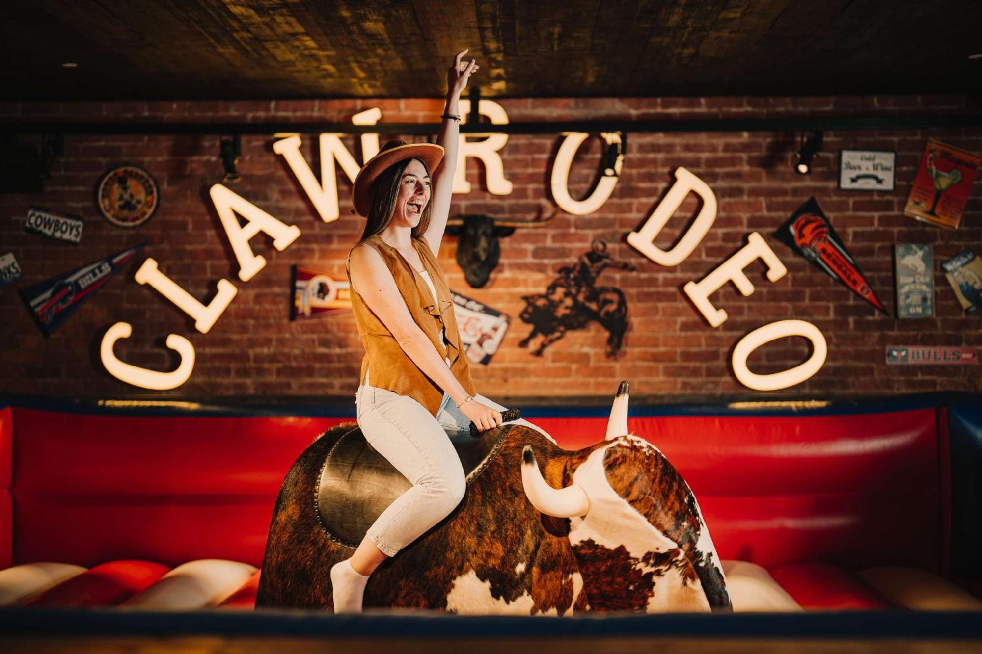 Hilton Dubai Palm Jumeirah Hotel Exterior foto A woman riding a mechanical bull