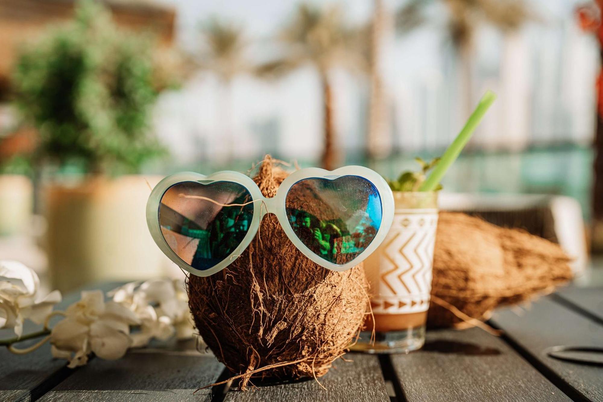 Hilton Dubai Palm Jumeirah Hotel Exterior foto Coconut sunglasses