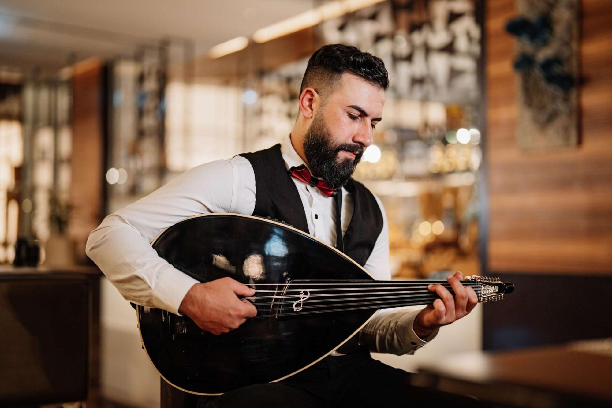 Hilton Dubai Palm Jumeirah Hotel Exterior foto Bouzouki player